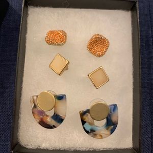 🔴✨3 for 1 earrings!✨